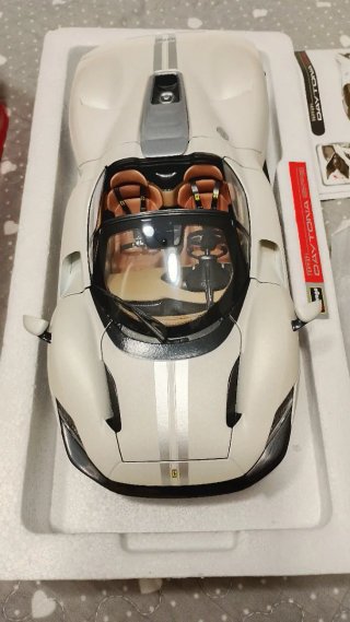 Ferrari Burago Daytona SP3 1:18