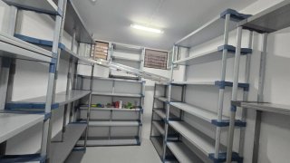 Se alquila trastero de 11m2 con estanterias