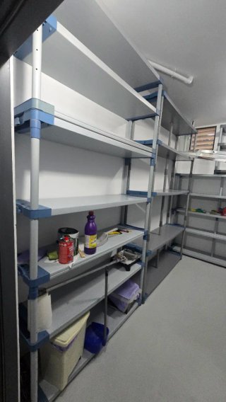 Se alquila trastero de 11m2 con estanterias