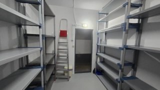 Se alquila trastero de 11m2 con estanterias
