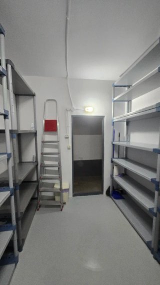Se alquila trastero de 11m2 con estanterias