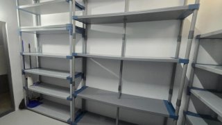 Se alquila trastero de 11m2 con estanterias
