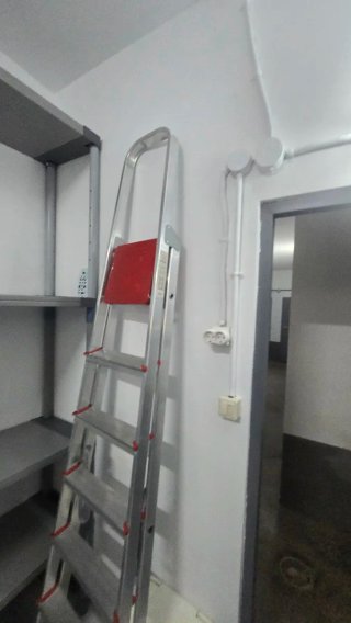Se alquila trastero de 11m2 con estanterias