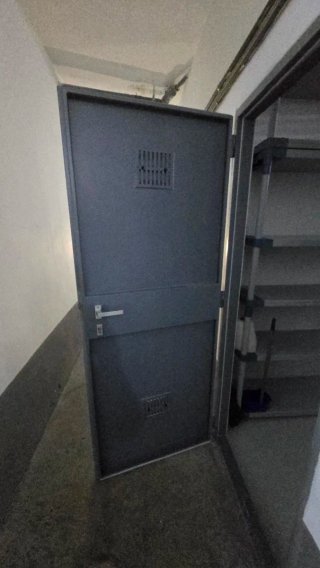 Se alquila trastero de 11m2 con estanterias