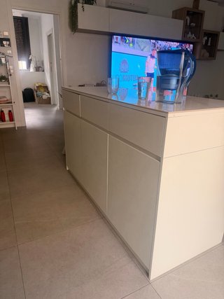 Isla de cocina blanca moderna con mesa extensible