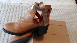 Botines de diseño  color avellana y plateados.