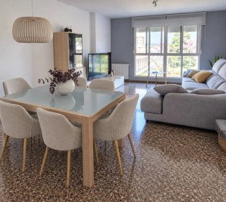Mesa de comedor madera maciza y cristal.