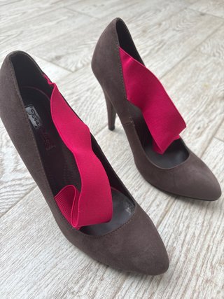 Zapatos de tacón Tory Burch marrones con detalle r