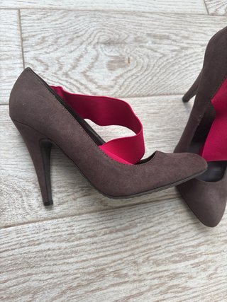Zapatos de tacón Tory Burch marrones con detalle r