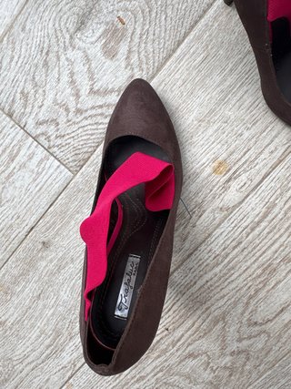 Zapatos de tacón Tory Burch marrones con detalle r