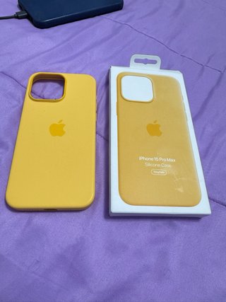 Funda iPhone 15 Pro Max Amarilla Apple