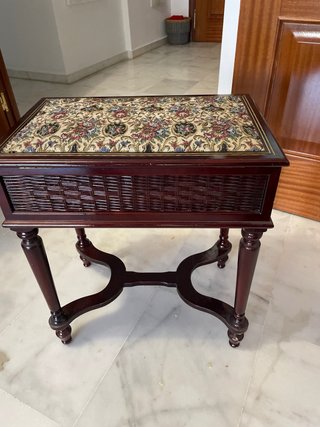 Costurero de madera y mimbre