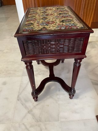 Costurero de madera y mimbre