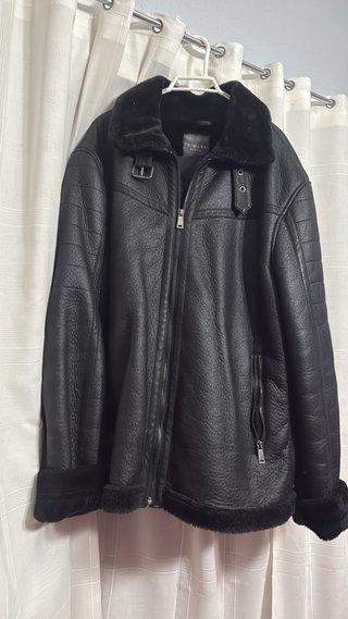 Chaqueta negra efecto piel con borreguito