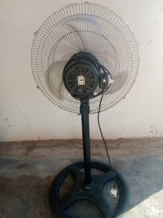 Ventilador de pie plateado y negro