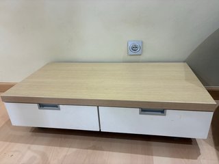 Mueble bajo madera y blanco con cajones
