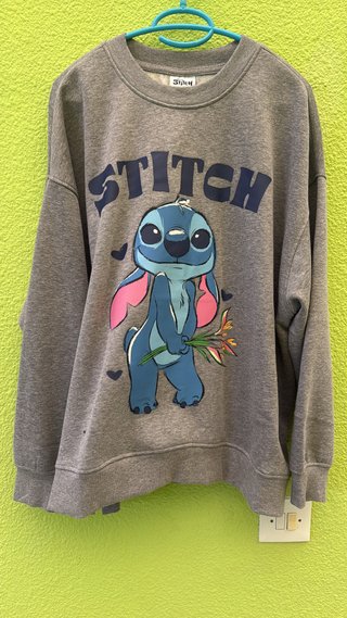 Sudadera gris con estampado de Stitch