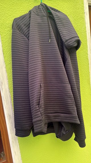 Sudadera con capucha y bolsillo fino