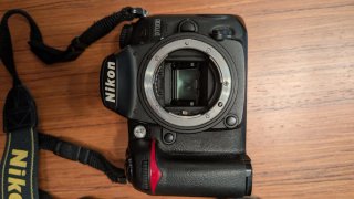 Nikon D7000 + Objetivo 18-200 y Tarjetas
