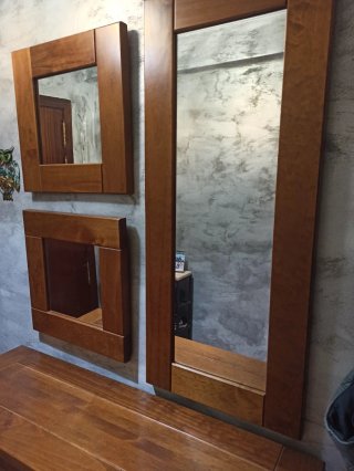 Mueble de entrada de madera con cajones