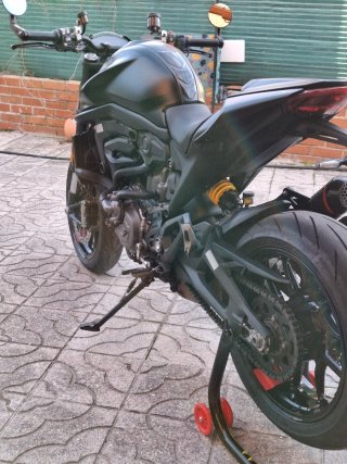 Ducati Monster Negra