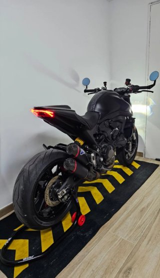 Ducati Monster Negra