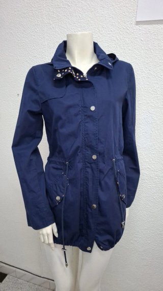 Chaqueta azul con detalles de lunares