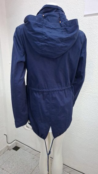 Chaqueta azul con detalles de lunares