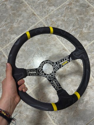 Volante Momo Piel Vuelta Amarillo