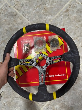 Volante Momo Piel Vuelta Amarillo