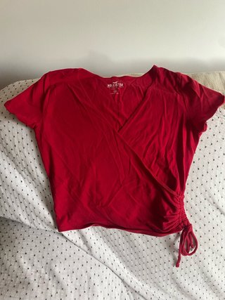 Camiseta Hollister roja cruzada