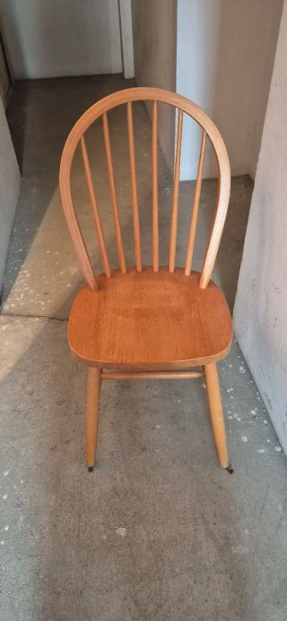 Silla de madera estilo Windsor