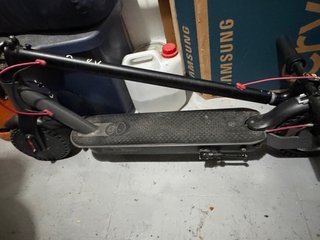Patinete eléctrico negro
