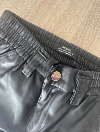 Pantalón cuero Bershka negro
