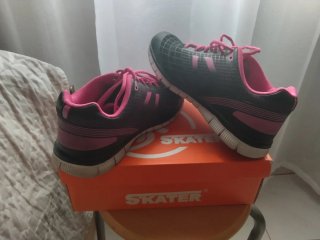 Zapatillas deportivas negras y rosas
