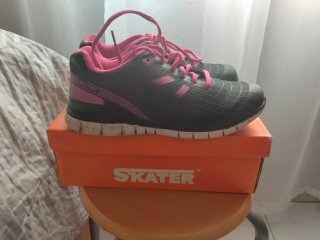 Zapatillas deportivas negras y rosas