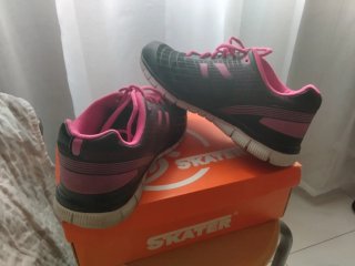 Zapatillas deportivas negras y rosas