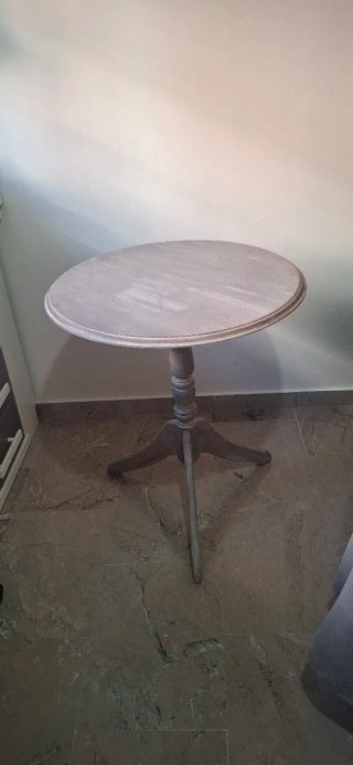 Mesa auxiliar blaco envejecido.