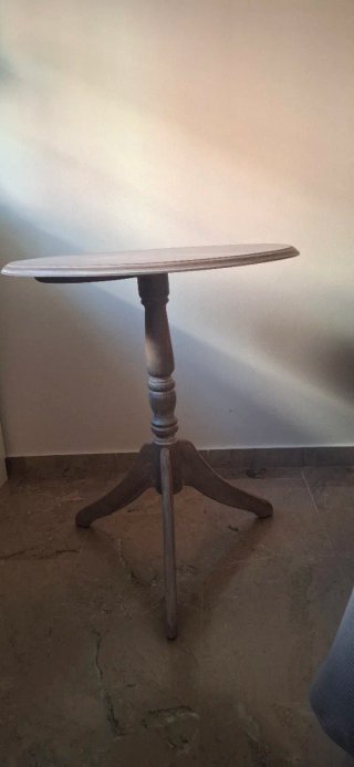 Mesa auxiliar blaco envejecido.