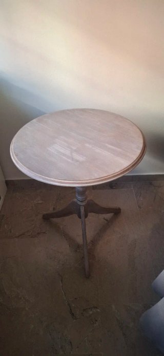 Mesa auxiliar blaco envejecido.