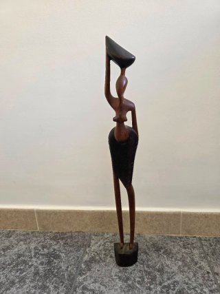 Figura africana de madera tallada