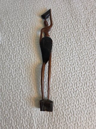 Figura africana de madera tallada