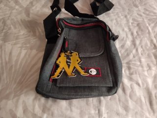 Bolso bandolera gris con detalles naranjas