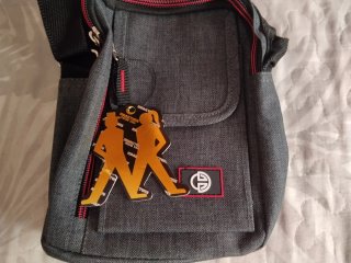 Bolso bandolera gris con detalles naranjas