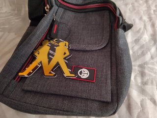 Bolso bandolera gris con detalles naranjas
