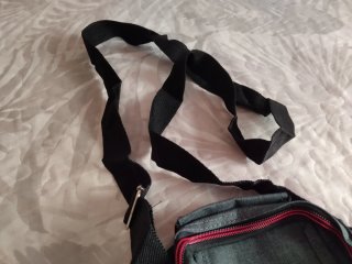 Bolso bandolera gris con detalles naranjas