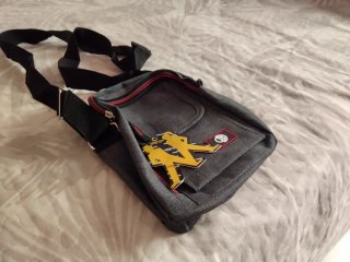 Bolso bandolera gris con detalles naranjas