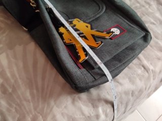 Bolso bandolera gris con detalles naranjas