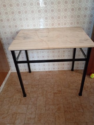 Mesa de mármol con patas negras