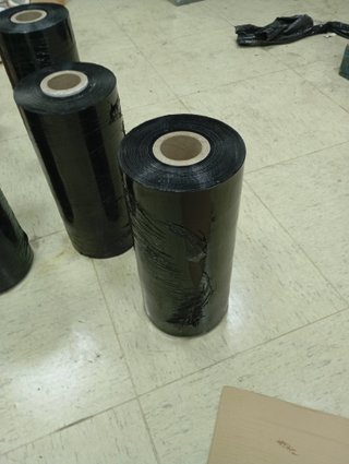 Rollo de plástico negro de embalaje